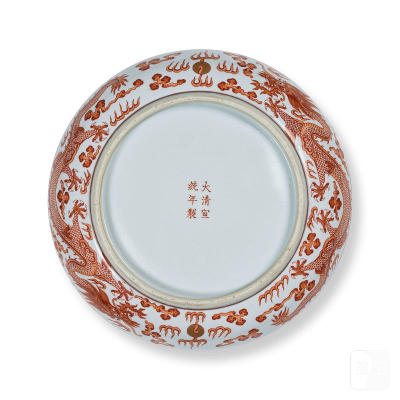 礬紅彩逐珠雲龍紋大盤兩件 | DEUX ASSIETTES EN PORCELAINE À DÉCOR ROUGE DE FER - 图2